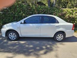 TOYOTA - ETIOS - 2017/2018 - Branca - R$ 59.900,00
