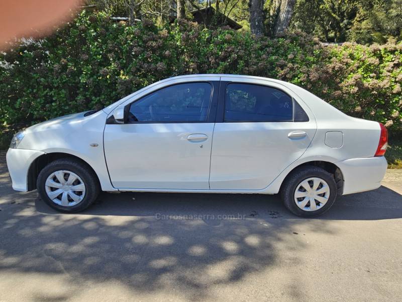TOYOTA - ETIOS - 2017/2018 - Branca - R$ 59.900,00