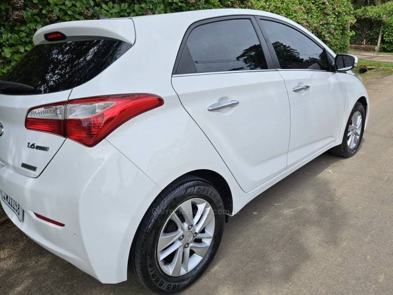 HYUNDAI - HB20 - 2014/2015 - Branca - R$ 53.990,00