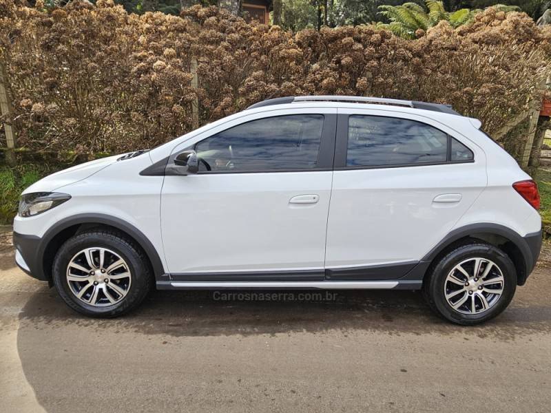 CHEVROLET - ONIX - 2017/2018 - Branca - R$ 59.990,00