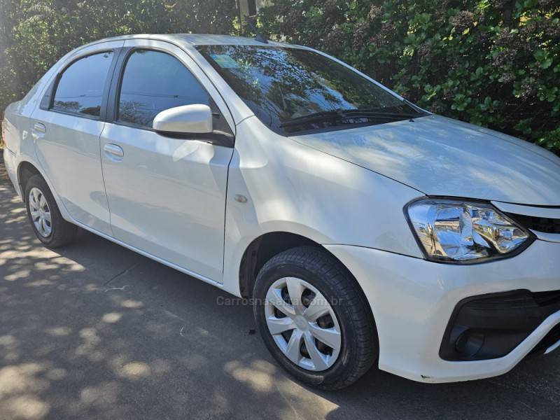 TOYOTA - ETIOS - 2017/2018 - Branca - R$ 59.900,00
