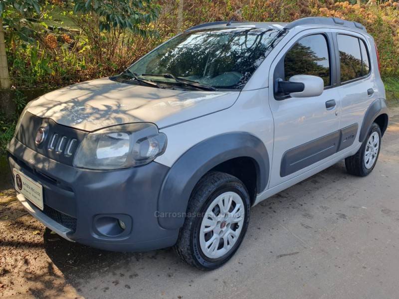 FIAT - UNO - 2011/2012 - Prata - R$ 32.000,00