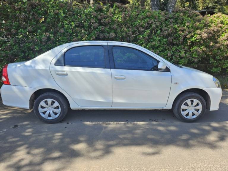 TOYOTA - ETIOS - 2017/2018 - Branca - R$ 59.900,00