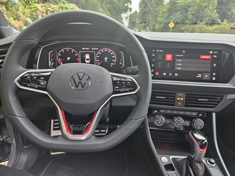 VOLKSWAGEN - JETTA - 2024/2024 - Várias - R$ 245.000,00