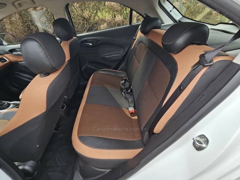 CHEVROLET - ONIX - 2017/2018 - Branca - R$ 59.990,00