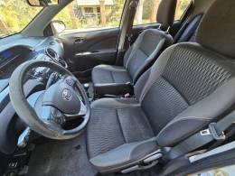 TOYOTA - ETIOS - 2017/2018 - Branca - R$ 59.900,00