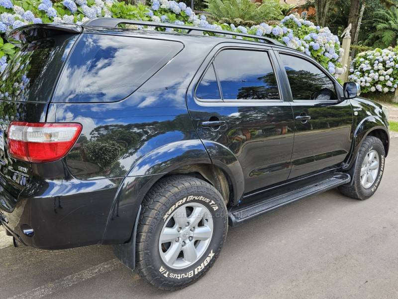 TOYOTA - HILUX SW4 - 2011/2011 - Preta - R$ 119.900,00