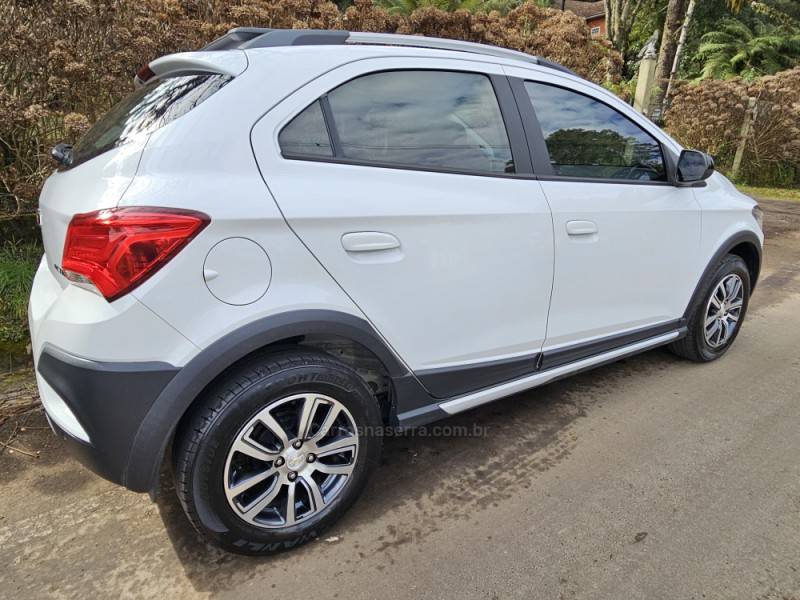 CHEVROLET - ONIX - 2017/2018 - Branca - R$ 59.990,00