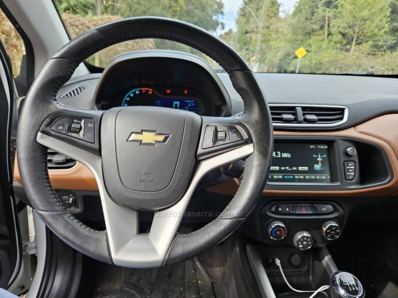 CHEVROLET - ONIX - 2017/2018 - Branca - R$ 59.990,00