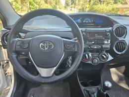 TOYOTA - ETIOS - 2017/2018 - Branca - R$ 59.900,00
