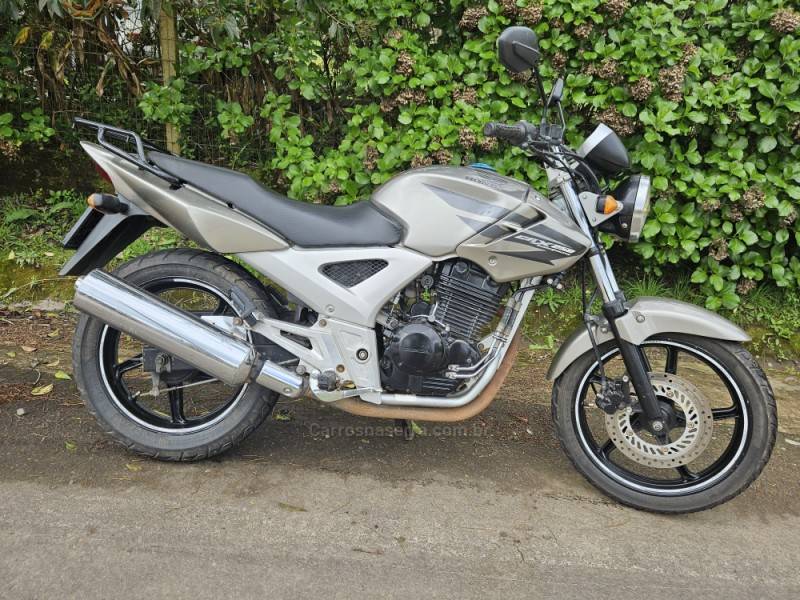 HONDA - CB 250F TWISTER - 2008/2008 - Prata - R$ 11.000,00