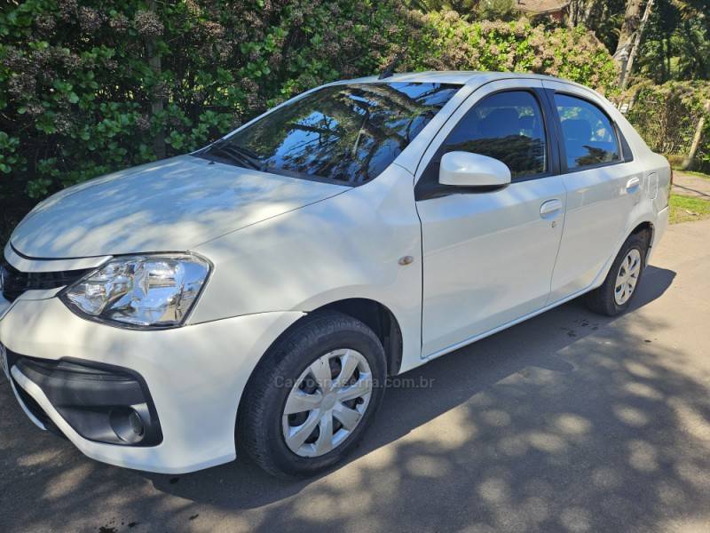 TOYOTA - ETIOS - 2017/2018 - Branca - R$ 59.900,00