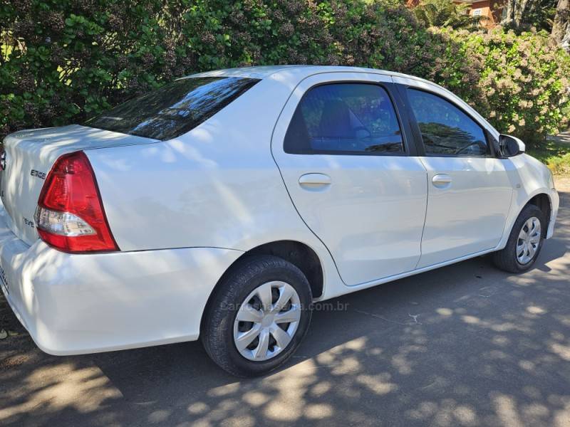 TOYOTA - ETIOS - 2017/2018 - Branca - R$ 59.900,00