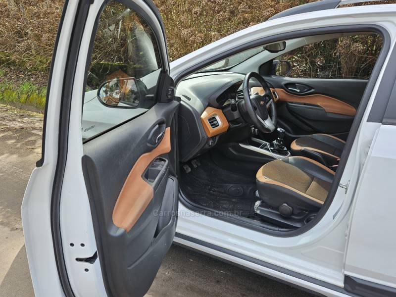 CHEVROLET - ONIX - 2017/2018 - Branca - R$ 59.990,00
