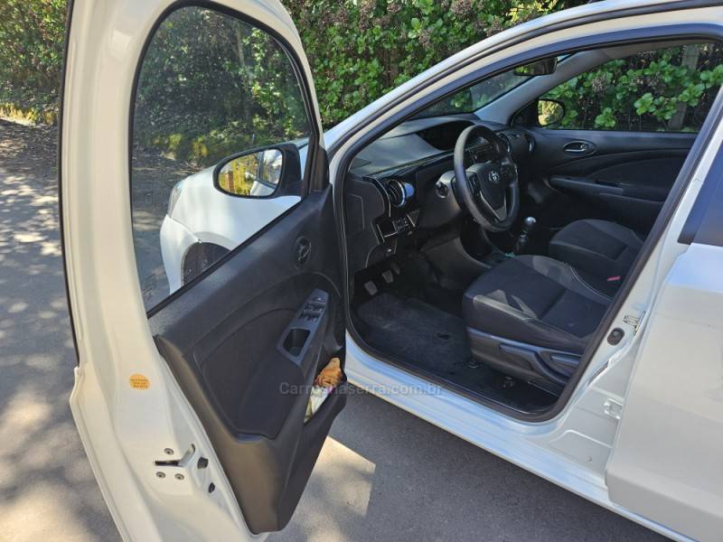TOYOTA - ETIOS - 2017/2018 - Branca - R$ 59.900,00