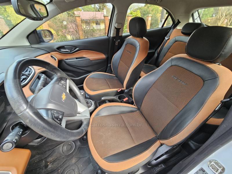 CHEVROLET - ONIX - 2017/2018 - Branca - R$ 59.990,00
