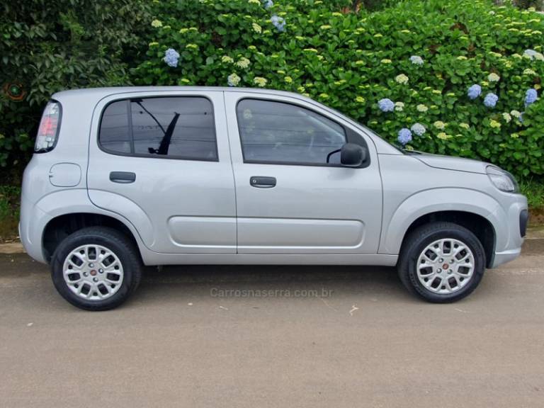 FIAT - UNO - 2017/2017 - Prata - R$ 42.000,00