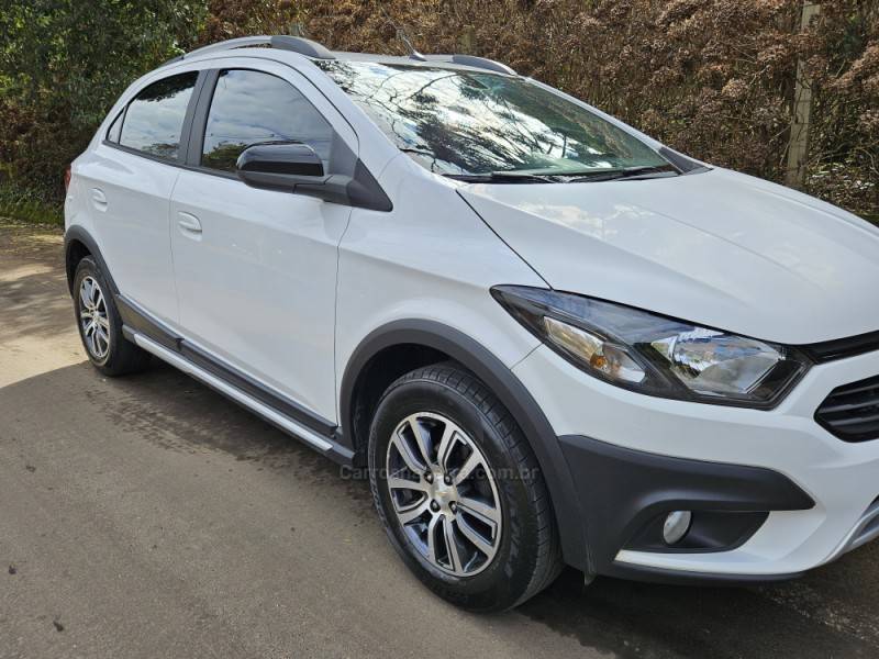 CHEVROLET - ONIX - 2017/2018 - Branca - R$ 59.990,00