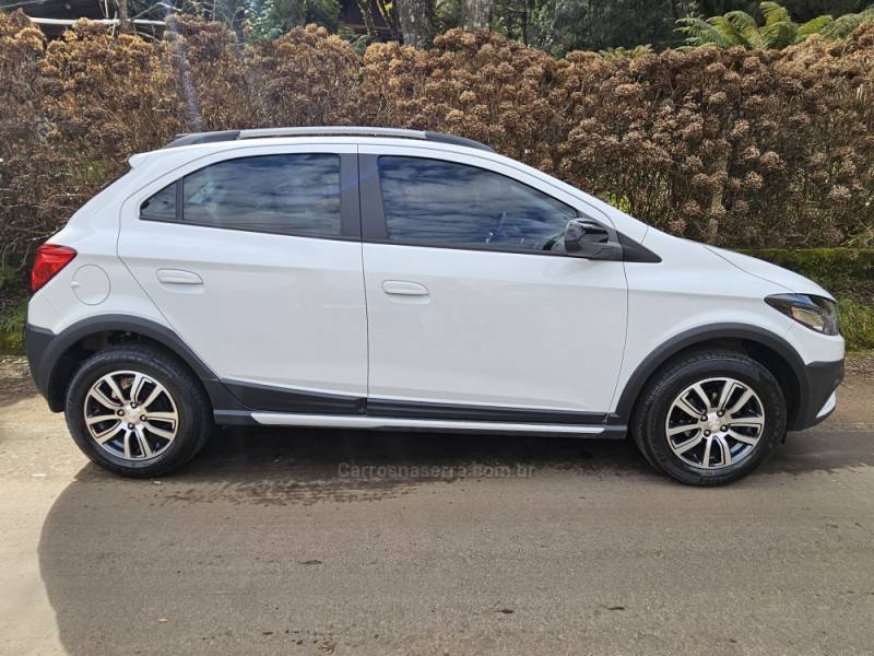 CHEVROLET - ONIX - 2017/2018 - Branca - R$ 59.990,00